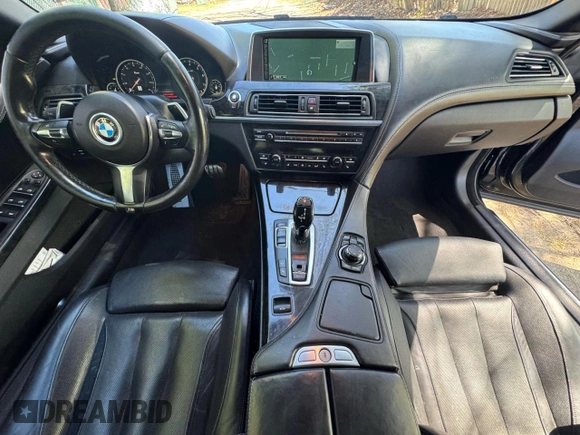 2014 BMW 6 Series z VIN WBAYP9C52ED16921, wystawiony jako Copart lot #55470855 z przebiegiem 101 777 mil mil oraz Czysty tytuł • Clean title. Historia ofert i sprzedaży dostępna na DreamBid. Obrazek 9.