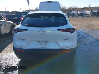 2022 Mazda CX-30 S Select z VIN 3MVDMBBL8NM448787, wystawiony jako IAAI lot #41577914 z przebiegiem 64 552 mil mil oraz . Historia ofert i sprzedaży dostępna na DreamBid. Obrazek 17.