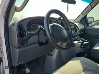 2007 Ford Econoline Cargo Commercial z VIN 1FTNE24L17DA44051, wystawiony jako IAAI lot #42455888 z przebiegiem 135 123 mil mil oraz . Historia ofert i sprzedaży dostępna na DreamBid. Obrazek 1.