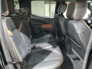 2024 GMC Canyon 4WD AT4 z VIN 1GTP6DEK8R1253511, wystawiony jako Copart lot #56475835 z przebiegiem 1912 mil mil oraz Szkody całkowita. Historia ofert i sprzedaży dostępna na DreamBid. Obrazek 10.