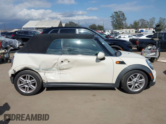 2012 MINI Convertible z VIN WMWZN3C53CT134194, wystawiony jako IAAI lot #42261686 z przebiegiem 104 099 mil mil oraz . Historia ofert i sprzedaży dostępna na DreamBid. Obrazek 13.