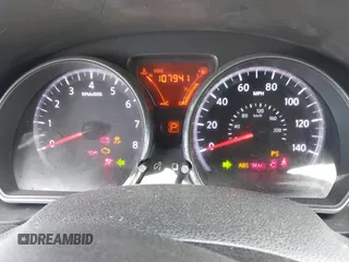 2013 Nissan Versa S Plus z VIN 3N1CN7AP8DL859478, wystawiony jako IAAI lot #42098071 z przebiegiem 107 941 mil mil oraz . Historia ofert i sprzedaży dostępna na DreamBid. Obrazek 7.