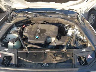 2013 BMW 5 Series 528i xDrive с VIN WBAXH5C53DDW11955, выставлен на аукционе IAAI как лот 42601785 с пробегом 147 925 миль миль и . История ставок и продаж доступна на DreamBid. Изображение 10.