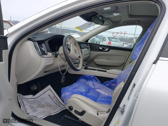 2020 Volvo XC60 Inscription with VIN YV4102RL0L1522300, listed as a IAAI auction lot 38569557 with 38,279 mi miles. Bid and sale history available at carsss.com. Image 5.