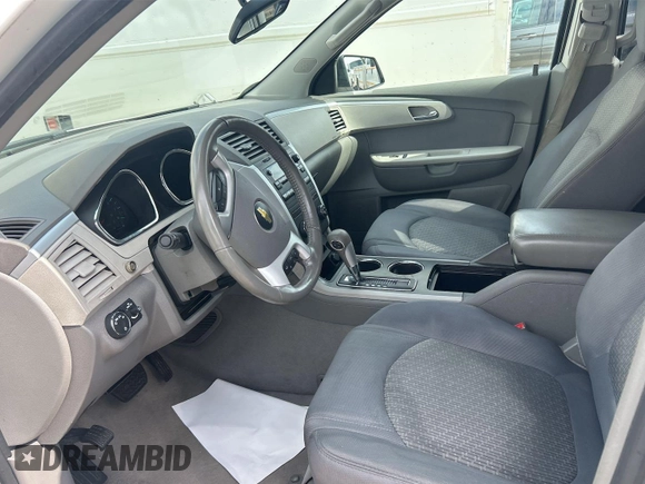 2012 Chevrolet Traverse LS z VIN 1GNKRFED2CJ394653, wystawiony jako IAAI lot #42482609 z przebiegiem 269 116 mil mil oraz . Historia ofert i sprzedaży dostępna na DreamBid. Obrazek 8.