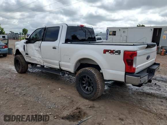 2017 Ford F-250 Lariat z VIN 1FT7W2BT2HEC77098, wystawiony jako Copart lot #57896595 z przebiegiem 142 254 mil mil oraz Szkoda całkowita • Salvage title. Historia ofert i sprzedaży dostępna na DreamBid. Obrazek 2.