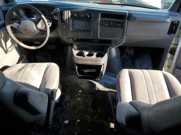 2003 GMC Savana Cargo Van with VIN 1GTGG25U031121692, listed as a Copart auction lot 70495844 with 57,614 mi miles and Salvage Title. Bid and sale history available at carsss.com. Image 8.