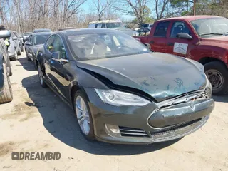 2013 Tesla Model S with VIN 5YJSA1DN3DFP12852, listed as a IAAI auction lot 41703966 with 81,589 mi miles. Bid and sale history available at carsss.com. Image 1.