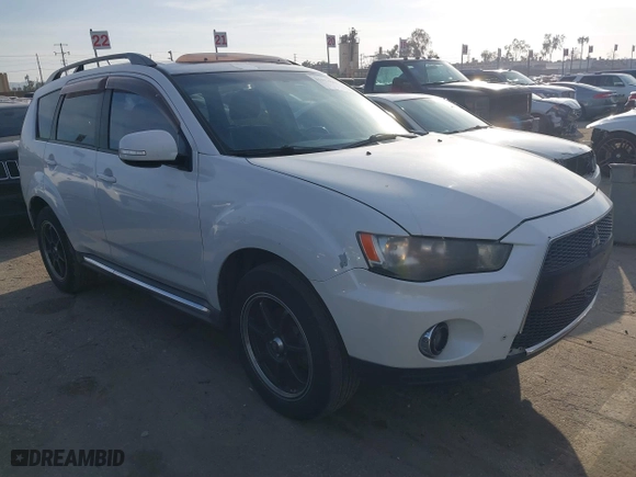 2010 Mitsubishi Outlander SE with VIN JA4AS3AW5AZ009741, listed as a IAAI auction lot 41623843 with 180,184 mi miles. Bid and sale history available at carsss.com. Image 1.