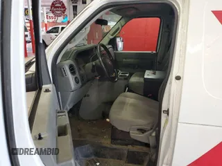 2013 Ford Econoline Cargo Commercial z VIN 1FTNE2EL8DDB26370, wystawiony jako IAAI lot #41971626 z przebiegiem 96 991 mil mil oraz . Historia ofert i sprzedaży dostępna na DreamBid. Obrazek 1.