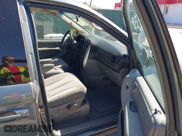 2007 Chrysler Town & Country LWB Touring with VIN 2A4GP54L47R167189, listed as a IAAI auction lot 42143590 with 165,547 mi miles. Bid and sale history available at carsss.com. Image 5.