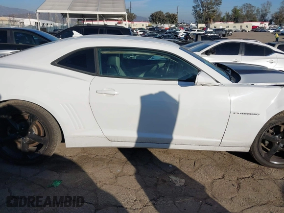 2014 Chevrolet Camaro LT z VIN 2G1FC1E39E9321549, wystawiony jako IAAI lot #41582840 z przebiegiem 129 495 mil mil oraz . Historia ofert i sprzedaży dostępna na DreamBid. Obrazek 14.