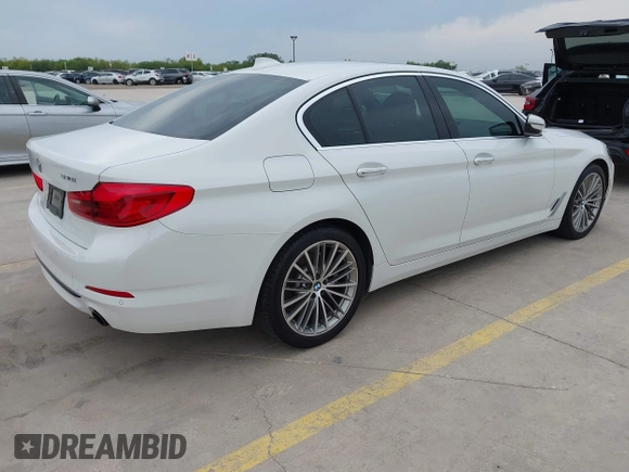 2018 BMW 5 Series 530i z VIN WBAJA5C54JWA39338, wystawiony jako IAAI lot #42107759 z przebiegiem 97 037 mil mil oraz . Historia ofert i sprzedaży dostępna na DreamBid. Obrazek 4.