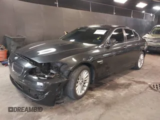 2011 BMW 5 Series 535i xDrive z VIN WBAFU7C50BC779011, wystawiony jako IAAI lot #42461512 z przebiegiem 136 980 mil mil oraz . Historia ofert i sprzedaży dostępna na DreamBid. Obrazek 2.