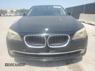 2012 BMW 7 Series 740i z VIN WBAKA4C56CC613745, wystawiony jako Copart lot #57342795 z przebiegiem 139 889 mil mil oraz Czysty tytuł • Clean title. Historia ofert i sprzedaży dostępna na DreamBid. Obrazek 5.