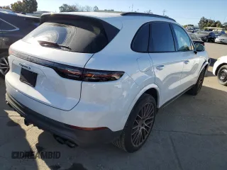 2023 Porsche Cayenne S z VIN WP1AB2AY4PDA14760, wystawiony jako Copart lot #44556414 z przebiegiem 5 886 mil mil oraz . Historia ofert i sprzedaży dostępna na DreamBid. Obrazek 3.