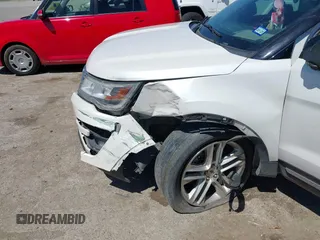 2017 Ford Explorer XLT z VIN 1FM5K7D83HGD11705, wystawiony jako IAAI lot #42064869 z przebiegiem 195 328 mil mil oraz . Historia ofert i sprzedaży dostępna na DreamBid. Obrazek 6.