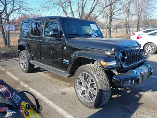 2024 Jeep Wrangler High Altitude z VIN 1C4RJXU66RW163211, wystawiony jako IAAI lot #40887601 z przebiegiem 5 782 mil mil oraz . Historia ofert i sprzedaży dostępna na DreamBid. Obrazek 1.