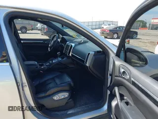 2012 Porsche Cayenne S Hybrid z VIN WP1AE2A20CLA92424, wystawiony jako IAAI lot #42315279 z przebiegiem 129 119 mil mil oraz . Historia ofert i sprzedaży dostępna na DreamBid. Obrazek 5.