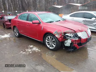 2011 Lincoln MKS z VIN 1LNHL9ER5BG607801, wystawiony jako IAAI lot #41567867 z przebiegiem 119 475 mil mil oraz . Historia ofert i sprzedaży dostępna na DreamBid. Obrazek 1.