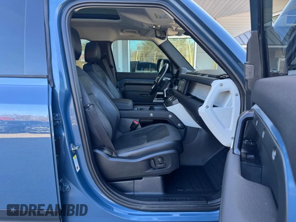 2020 Land Rover Defender SE with VIN SALEPEEU6L2017266, listed as a Copart auction lot 54608415 with 117,429 mi miles and Clean title. Bid and sale history available at DreamBid. Image 5.