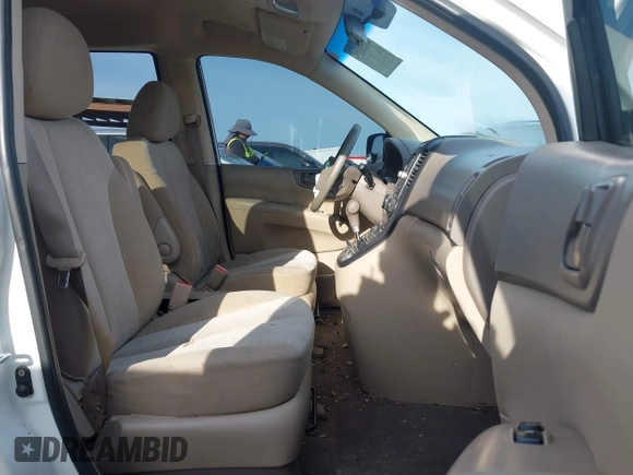 2011 Kia Sedona LX with VIN KNDMG4C74B6376150, listed as a IAAI auction lot 41820075 with 182,568 mi miles. Bid and sale history available at carsss.com. Image 5.
