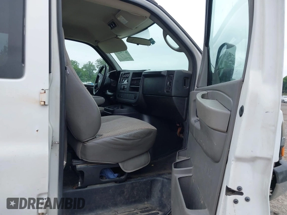 2008 Chevrolet Express Passenger z VIN 1GAHG39K581171068, wystawiony jako IAAI lot #42530215 z przebiegiem 251 871 mil mil oraz . Historia ofert i sprzedaży dostępna na DreamBid. Obrazek 5.
