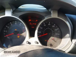 2016 Nissan Juke SV z VIN JN8AF5MV3GT657281, wystawiony jako IAAI lot #41587183 z przebiegiem 131 749 mil mil oraz . Historia ofert i sprzedaży dostępna na DreamBid. Obrazek 7.