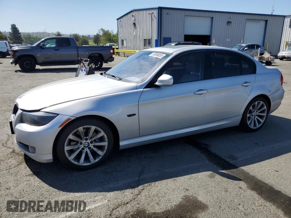 2011 BMW 3 Series 328i z VIN WBAPH5C54BA447971, wystawiony jako Copart lot #55899855 z przebiegiem 140 078 mil mil oraz Czysty tytuł • Clean title. Historia ofert i sprzedaży dostępna na DreamBid. Obrazek 1.