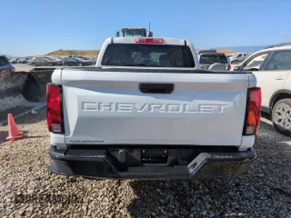 2023 Chevrolet Colorado 2WD Work Truck z VIN 1GCGSBEC7P1174630, wystawiony jako Copart lot #61053045 z przebiegiem 14 843 mil mil oraz Czysty tytuł • Clean title. Historia ofert i sprzedaży dostępna na DreamBid. Obrazek 6.