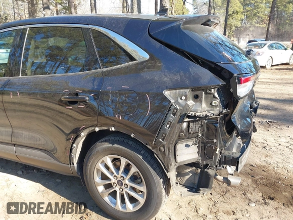 2020 Ford Escape SE z VIN 1FMCU0G6XLUA07056, wystawiony jako IAAI lot #41156940 z przebiegiem 103 707 mil mil oraz . Historia ofert i sprzedaży dostępna na DreamBid. Obrazek 18.