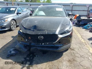 2025 Mazda CX-30 S Select Sport z VIN 3MVDMBBM3SM784464, wystawiony jako IAAI lot #42085045 z przebiegiem 1 953 mil mil oraz . Historia ofert i sprzedaży dostępna na DreamBid. Obrazek 6.