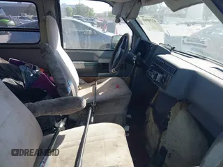 1986 Chevrolet Astro z VIN 1GCDM15Z2GB143503, wystawiony jako IAAI lot #42290965 z przebiegiem Nie podano mil oraz . Historia ofert i sprzedaży dostępna na DreamBid. Obrazek 5.