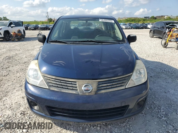 2009 Nissan Versa 1.6 z VIN 3N1CC11E49L499117, wystawiony jako Copart lot #56486285 z przebiegiem 129 114 mil mil oraz Szkoda całkowita • Salvage title. Historia ofert i sprzedaży dostępna na DreamBid. Obrazek 5.