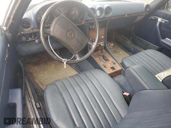1986 Mercedes-Benz 560 SL z VIN WDBBA48D2GA044461, wystawiony jako Copart lot #65802964 z przebiegiem 128 074 mil mil oraz Czysty tytuł • Clean title. Historia ofert i sprzedaży dostępna na DreamBid. Obrazek 8.