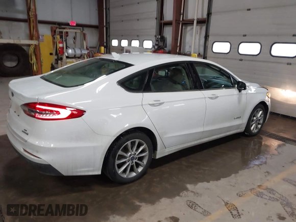 2019 Ford Fusion SE with VIN 3FA6P0LUXKR188040, listed as a IAAI auction lot 41079252 with 113,667 mi miles and . Bid and sale history available at carsss.com. Image 4.