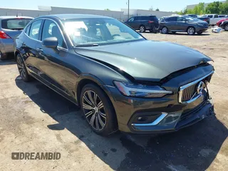 2022 Volvo S60 Plus Dark Theme z VIN 7JRL12TL3NG162992, wystawiony jako IAAI lot #42160915 z przebiegiem 23 642 mil mil oraz . Historia ofert i sprzedaży dostępna na DreamBid. Obrazek 1.
