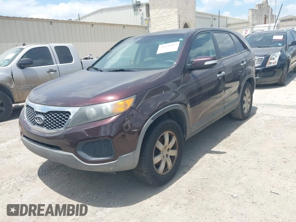 2012 Kia Sorento LX z VIN 5XYKT4A15CG241033, wystawiony jako IAAI lot #42439153 z przebiegiem 248 220 mil mil oraz . Historia ofert i sprzedaży dostępna na DreamBid. Obrazek 2.