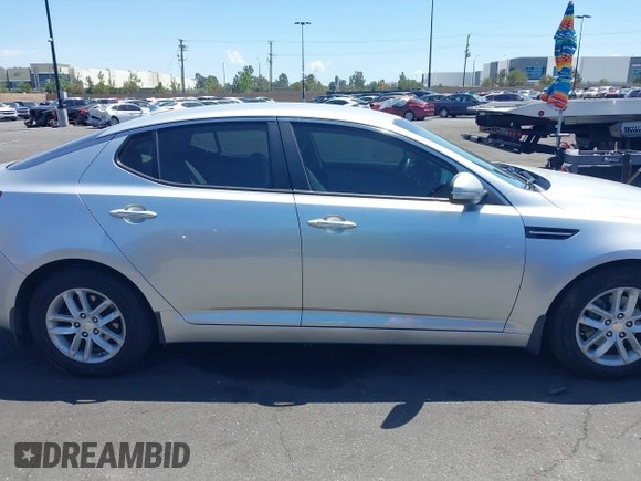 2013 Kia Optima LX z VIN KNAGM4A7XD5389662, wystawiony jako IAAI lot #42265945 z przebiegiem 164 488 mil mil oraz . Historia ofert i sprzedaży dostępna na DreamBid. Obrazek 13.