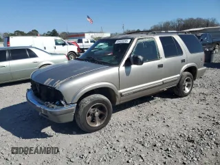 2001 Chevrolet Blazer LT z VIN 1GNCS13W012128782, wystawiony jako Copart lot #46453235 z przebiegiem 253 789 mil mil oraz Szkoda całkowita • Salvage title. Historia ofert i sprzedaży dostępna na DreamBid. Obrazek 1.