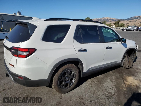 2025 Honda Pilot TrailSport with VIN 5FNYG1H65SB004479, listed as a Copart auction lot 70917734 with 7,582 mi miles and Salvage Title. Bid and sale history available at carsss.com. Image 3.