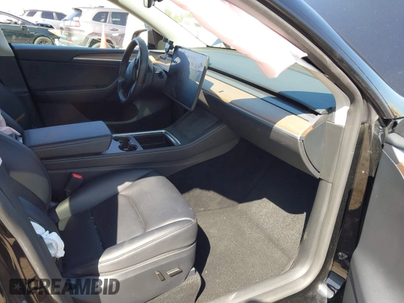 2024 Tesla Model Y Long Range z VIN 7SAYGDEE0RF078242, wystawiony jako IAAI lot #41808826 z przebiegiem 59 581 mil mil oraz . Historia ofert i sprzedaży dostępna na DreamBid. Obrazek 5.
