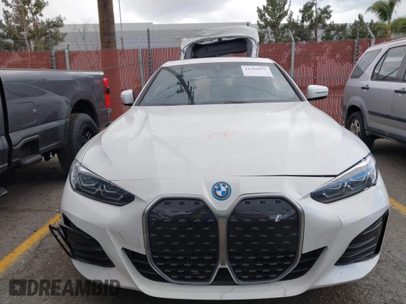 2023 BMW i4 eDrive40 z VIN WBY73AW05PFR28279, wystawiony jako IAAI lot #41262952 z przebiegiem 40 011 mil mil oraz . Historia ofert i sprzedaży dostępna na DreamBid. Obrazek 6.