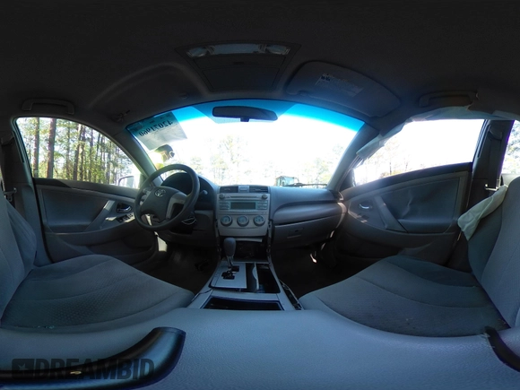 2009 Toyota Camry z VIN 4T1BE46K59U285838, wystawiony jako IAAI lot #42071960 z przebiegiem 141 140 mil mil oraz . Historia ofert i sprzedaży dostępna na DreamBid. Obrazek 17.