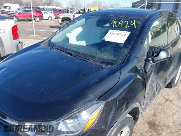 2019 Chevrolet Trax LS with VIN 3GNCJNSB8KL324963, listed as a IAAI auction lot 41690924 with 81,229 mi miles. Bid and sale history available at carsss.com. Image 6.