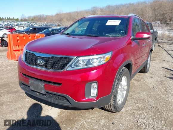 2014 Kia Sorento LX z VIN 5XYKT3A61EG495427, wystawiony jako IAAI lot #41851611 z przebiegiem 214 960 mil mil oraz . Historia ofert i sprzedaży dostępna na DreamBid. Obrazek 2.
