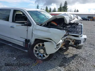 2019 GMC Sierra 2500HD Denali z VIN 1GT12SEY3KF269442, wystawiony jako IAAI lot #42231991 z przebiegiem 75 172 mil mil oraz . Historia ofert i sprzedaży dostępna na DreamBid. Obrazek 6.