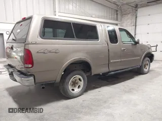 2001 Ford F-150 XL z VIN 1FTRX18W91NB49304, wystawiony jako IAAI lot #42316935 z przebiegiem 258 410 mil mil oraz . Historia ofert i sprzedaży dostępna na DreamBid. Obrazek 4.
