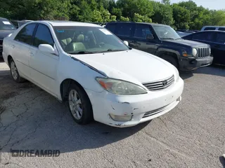 2006 Toyota Camry LE z VIN 4T1BF30K76U624885, wystawiony jako IAAI lot #42306701 z przebiegiem 215 028 mil mil oraz . Historia ofert i sprzedaży dostępna na DreamBid. Obrazek 1.
