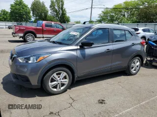 2019 Nissan Kicks S z VIN 3N1CP5CU3KL560088, wystawiony jako Copart lot #55911105 z przebiegiem 76 707 mil mil oraz Szkoda całkowita • Salvage title. Historia ofert i sprzedaży dostępna na DreamBid. Obrazek 1.